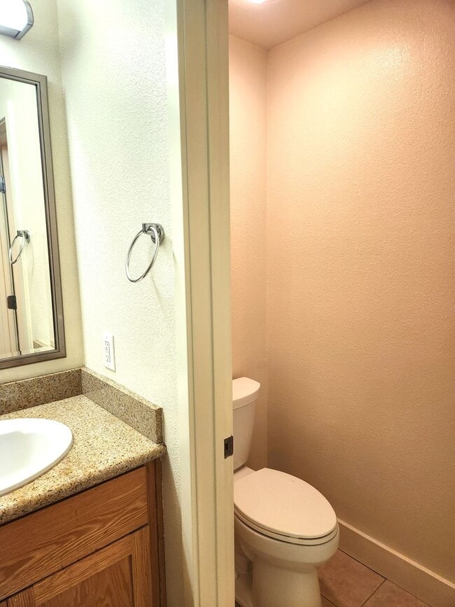 Building Photo - Bright & Sunny City Center townhouse style condo Great location, Nice 2 bedroom 2.5 bathroom