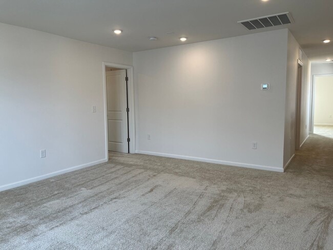 Building Photo - Stunning, Elegant Residence in Fuquay-Vari...