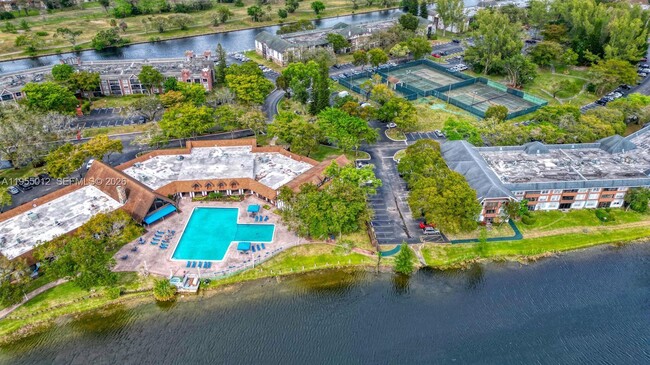 Building Photo - 3650 Inverrary Dr