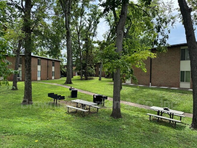 Building Photo - 2601 Hillsboro Pike