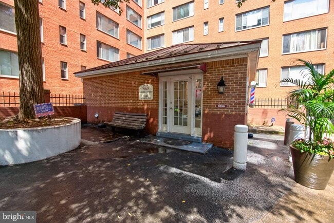 Building Photo - 1121 Arlington Blvd