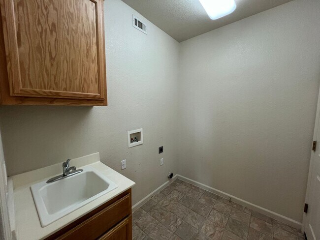 Building Photo - Large Two Story Crossroads Home!