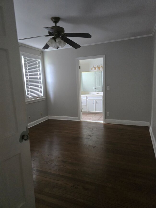 Building Photo - 3 bedroom 2 bathroom