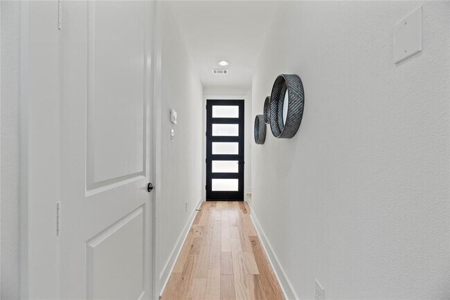 Building Photo - 424 Sikes St