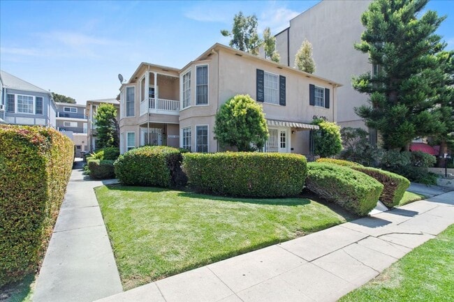 Building Photo - Remodeled 2-Bedroom Apartment Near UCLA with Private Balcony
