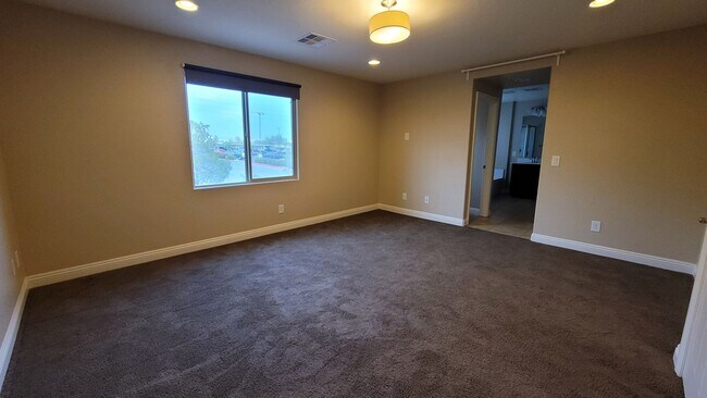 Building Photo - SW BEAUTY!!!   215/RUSSELL AREA