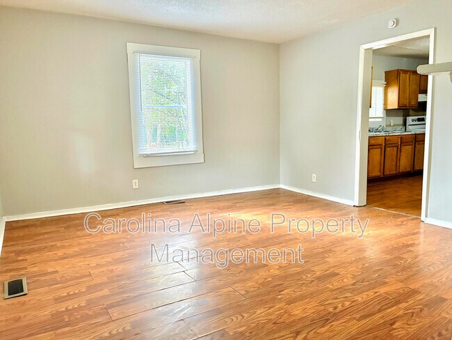 Building Photo - 405 S Oak St