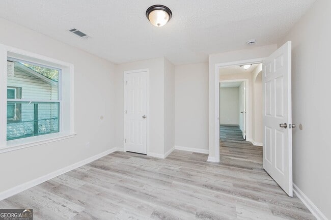 Building Photo - 3584 Log Cabin Dr