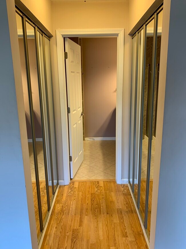 Building Photo - 412 Sandhurst Cir