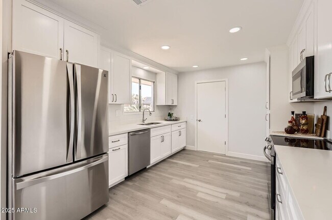Building Photo - 12535 W Skyview Dr