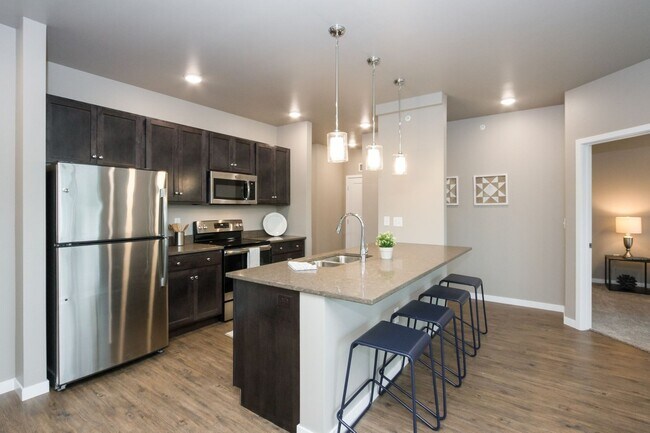 Building Photo - Spacious 2BR/2Bath end unit on third floor, available 6/1/2026