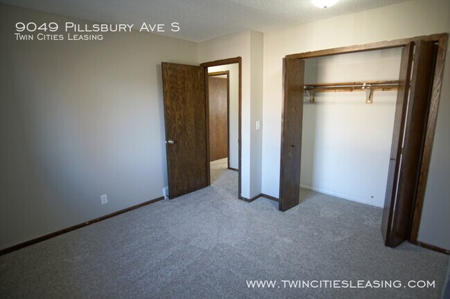 Building Photo - 3 Bedrooms Top Level w/ Full Bath - 2 Car ...