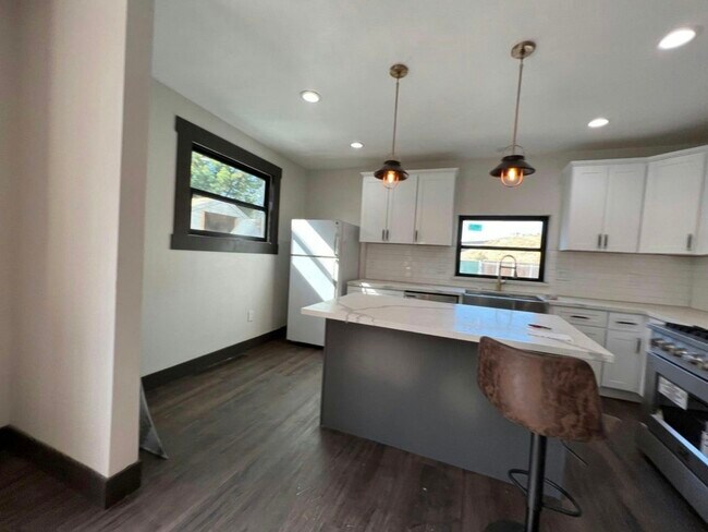 Building Photo - 345 N Van Ness Ave