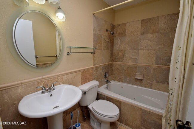 Building Photo - 814 N Crescent Ln