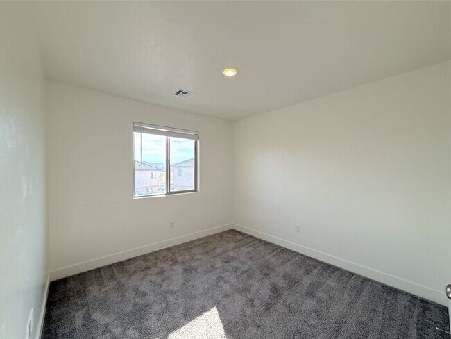 Building Photo - 4 Bed, 2.5 Bath home with 2 Car Garage
