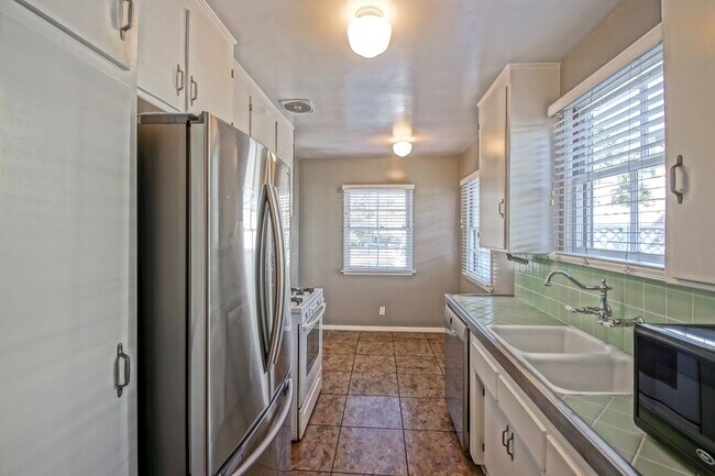 Building Photo - CHARMING, BRIGHT & AIRY HOLLYGLEN HOME W/ BEAUTIFULLY LANDSCAPED FRONT & REAR YARDS W/ PATIO BLOC...
