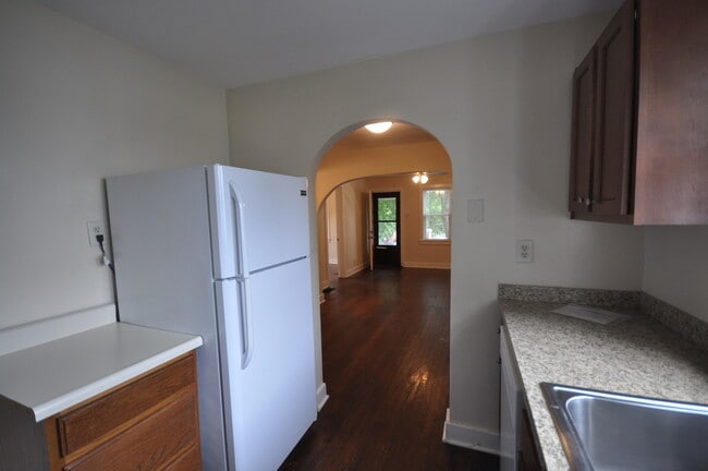Building Photo - Apollo-Pre-Leasing Now for the Fall Semest...
