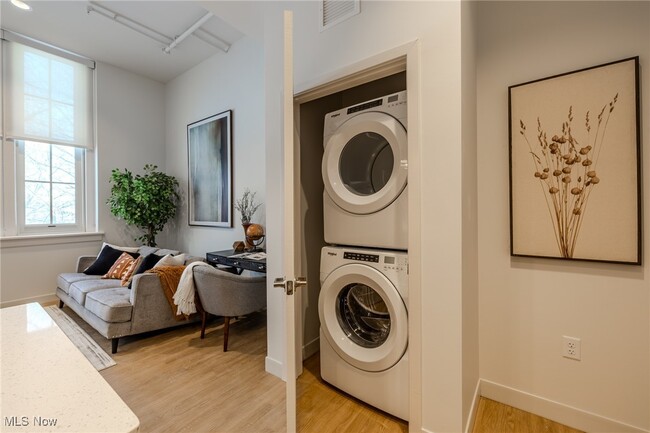 Building Photo - 25 E Spaulding St