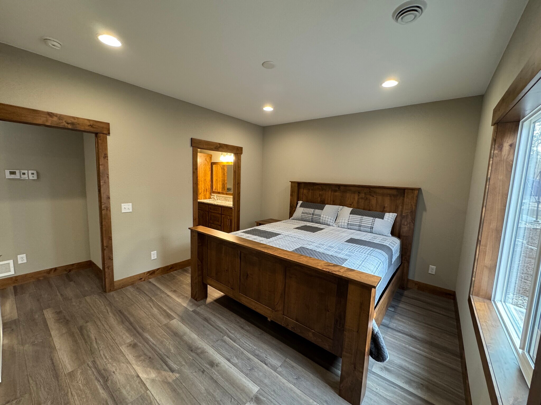 King size bed-large bedrooms - 11573 Forestview Dr