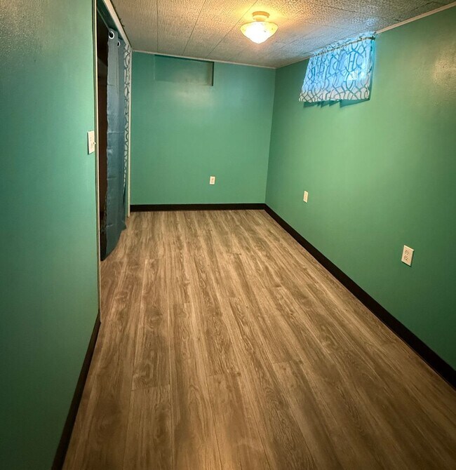 Building Photo - Home With Personality