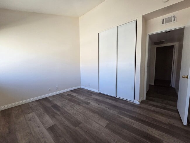 Building Photo - 3 Bedroom 2.5 Bath Town House