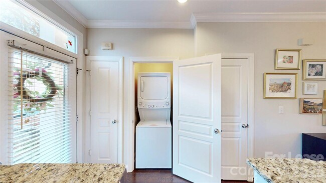 Building Photo - 1009 Park West Dr