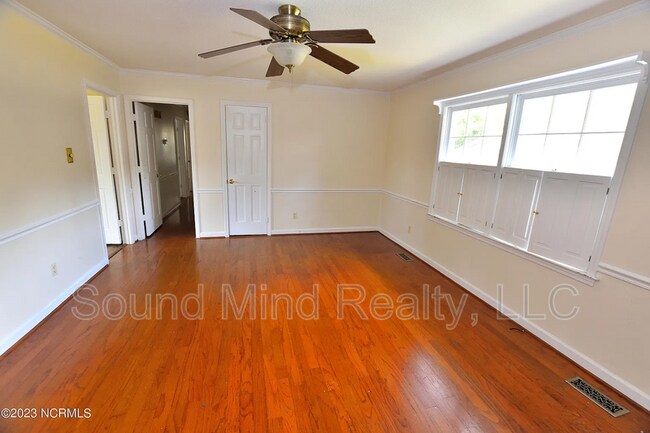 Building Photo - 1633 Country Club Rd