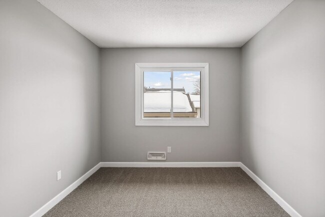 Building Photo - Lovely 4BR 2BA Townhome in Coon Rapids