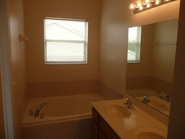 Building Photo - 808 Challis Point