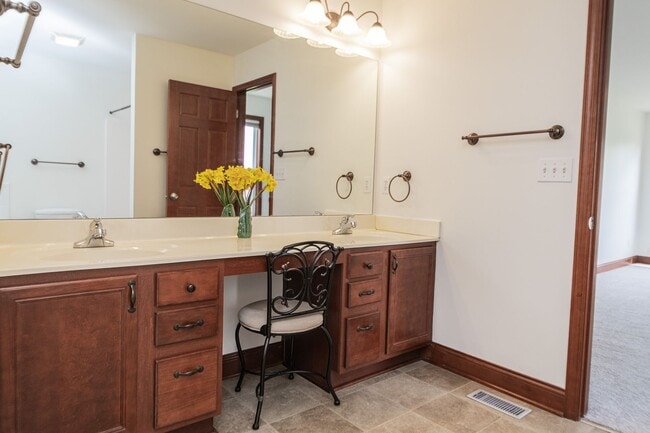 Building Photo - 3 Bedroom / 2 Bathroom Home for Rent in Va...