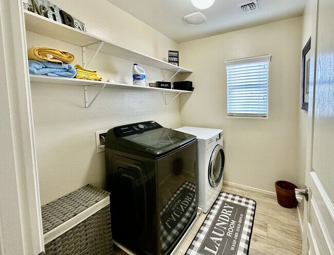 Building Photo - HIGHLY DESIRABLE FULLY FURNISHED 3 BEDROOM...