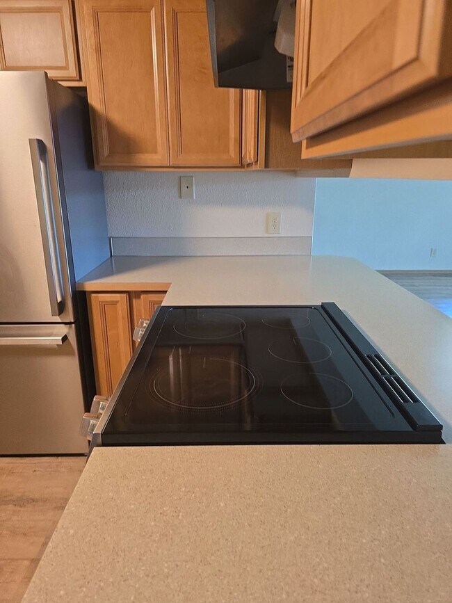 Building Photo - Over 1500 sqft! 3 bedroom 2 full bath suit...