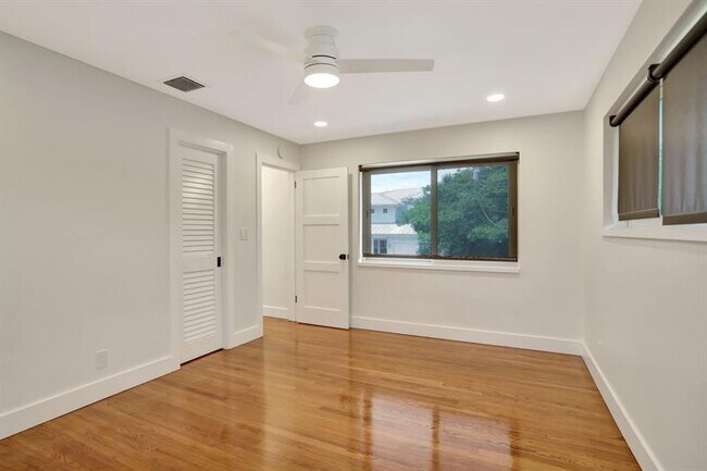 Building Photo - 2616 NE 26th Terrace