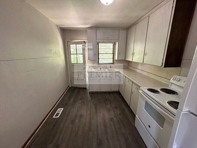 Building Photo - 1 bd/1 ba -1017 S Glenwood Dr #A, Independence, MO 64053 DUPLEX - Rent $825 - FRONT OF Duplex