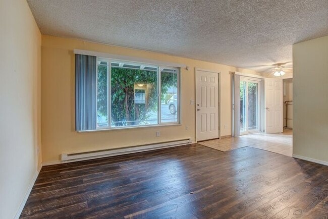 Building Photo - Spacious 2 Bed 1 Bath In Quiet Community