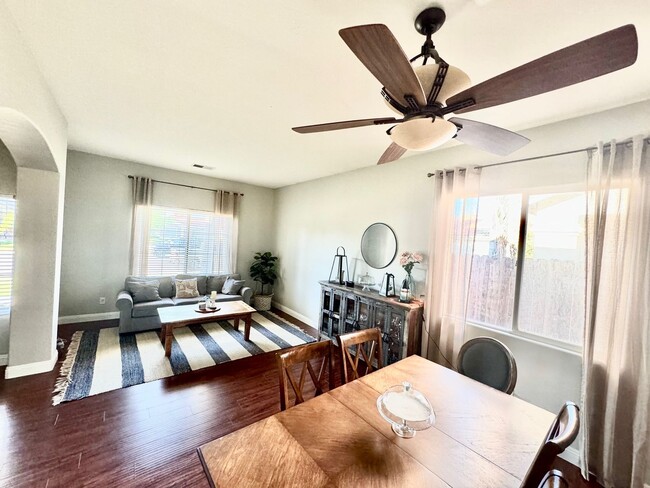 Building Photo - Beautiful single-family home with 6 Bedroo...