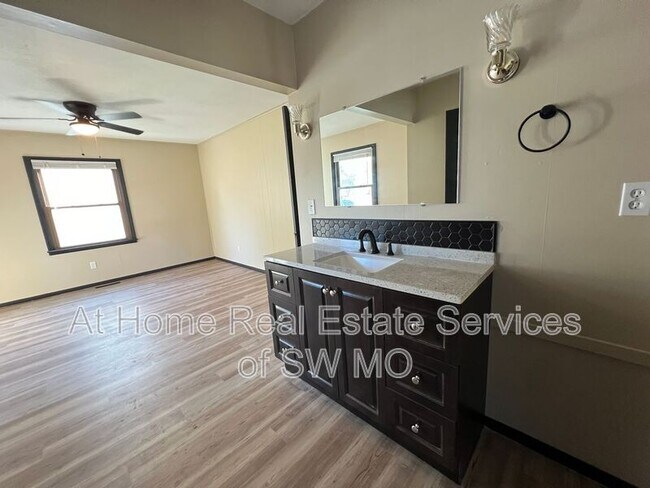 Building Photo - 519 S Hilton Ave