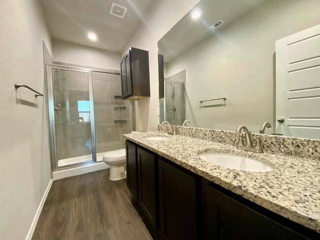 Building Photo - Luxury Duplex 3/2 in New Braunfels