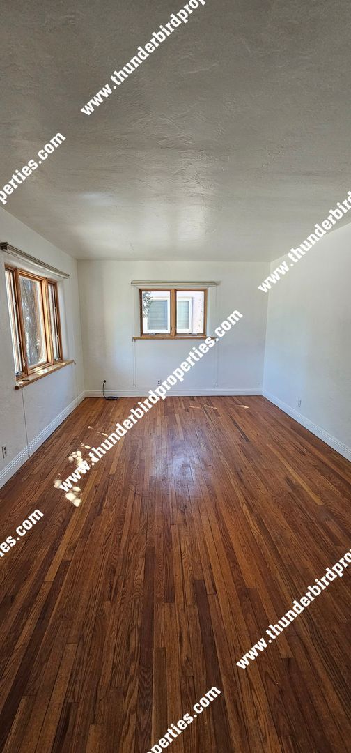 Building Photo - 2 miles from UNM cute 2 bedroom 1 bath