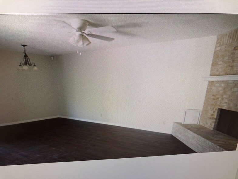 Building Photo - 2102 Hinkle Ave