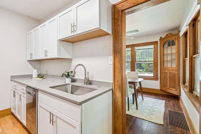 Building Photo - Cute 4 Bedroom 2 Bath Bungalow with a fenc...
