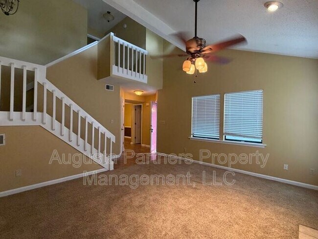 Building Photo - 3148 Vlg W Dr