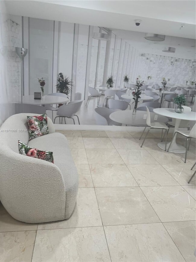 Building Photo - 15901 Collins Ave