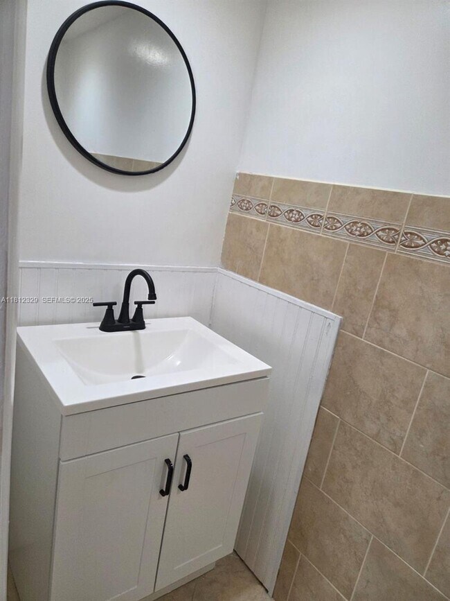 Building Photo - 3750 Inverrary Dr