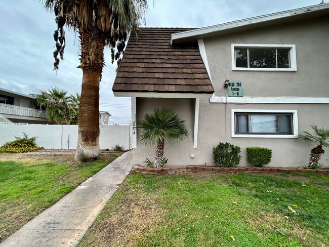 Building Photo - Cozy 1 Bedroom, 1 Bath Condo with Easy Freeway Access