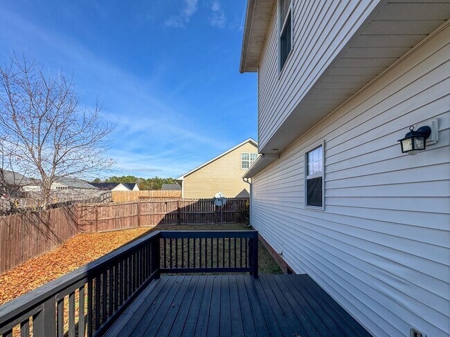 Building Photo - Beautiful 4 Bed 2.5 Bath Home with Fenced Backyard