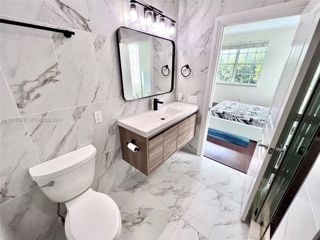 Building Photo - 450 NE 2nd Ave