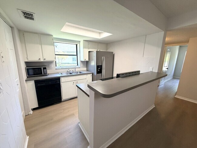 Building Photo - 5646 Pinebay Cir N