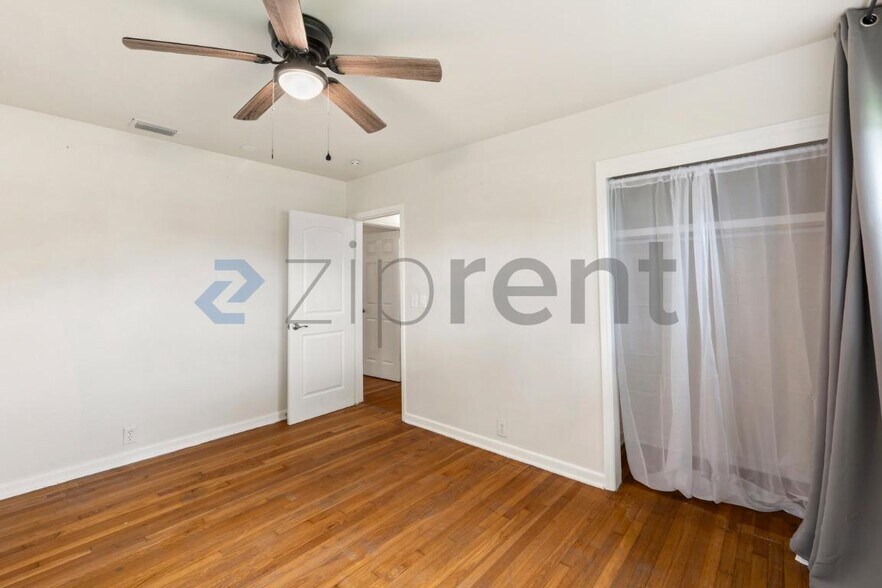 Building Photo - Unit