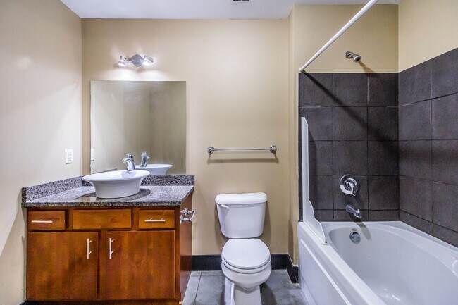Building Photo - Gorgeous Loft-Ask About our Move in Specia...